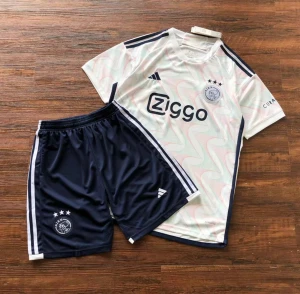 Aiax T-shirt - Jag säljer ett par nya Aiax T-shirts tillsammans med shorts för endast 559 kr. Leveransen tar ungefär 2 veckor. Eller så kan vi mötas upp i Västerås. Finns i alla storlekar. 