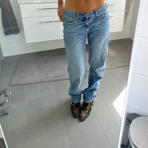 Dessa jeans sitter helt perfekt, älskar de verklihen. De är i så bra skick om finns inte att köpa i butik längre. De är lågmidgade 