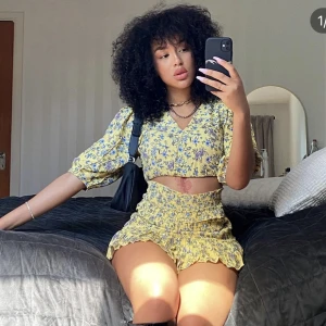 Kjol+Topp set - Ett fint och blommigt det från Carlings i stretchigt material. Fick genom samarbete, men inte använt utöver det