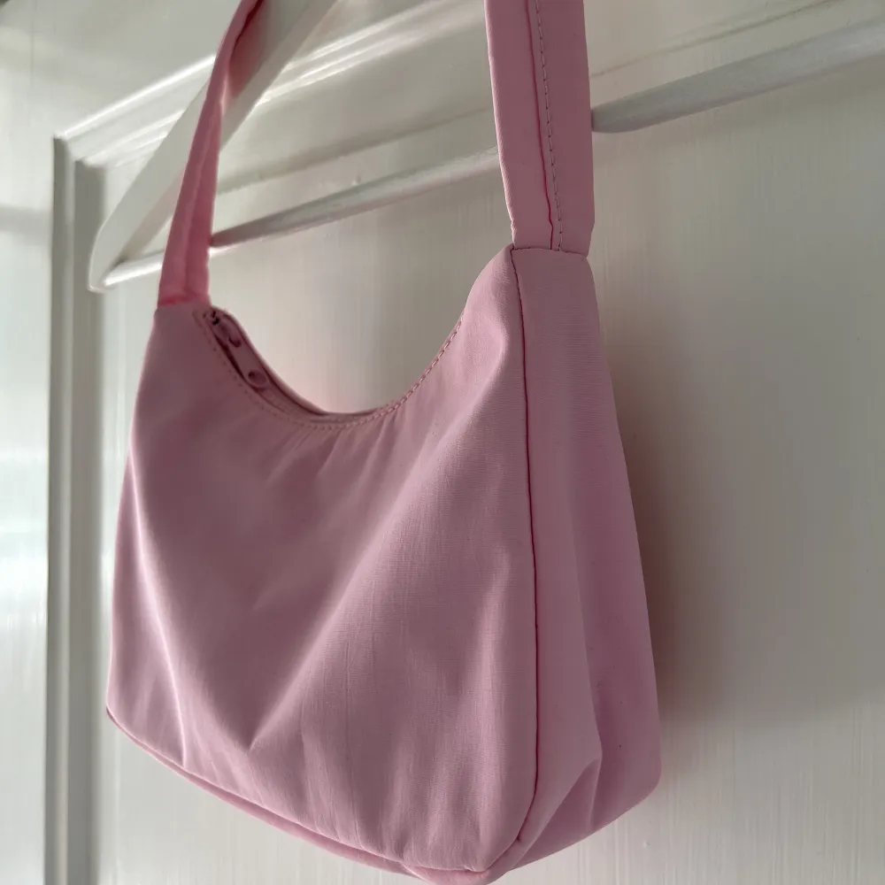 En rosa väska från ginatricot! Använd endast ett fåtal gånger så den är helt som ny! . Väskor.