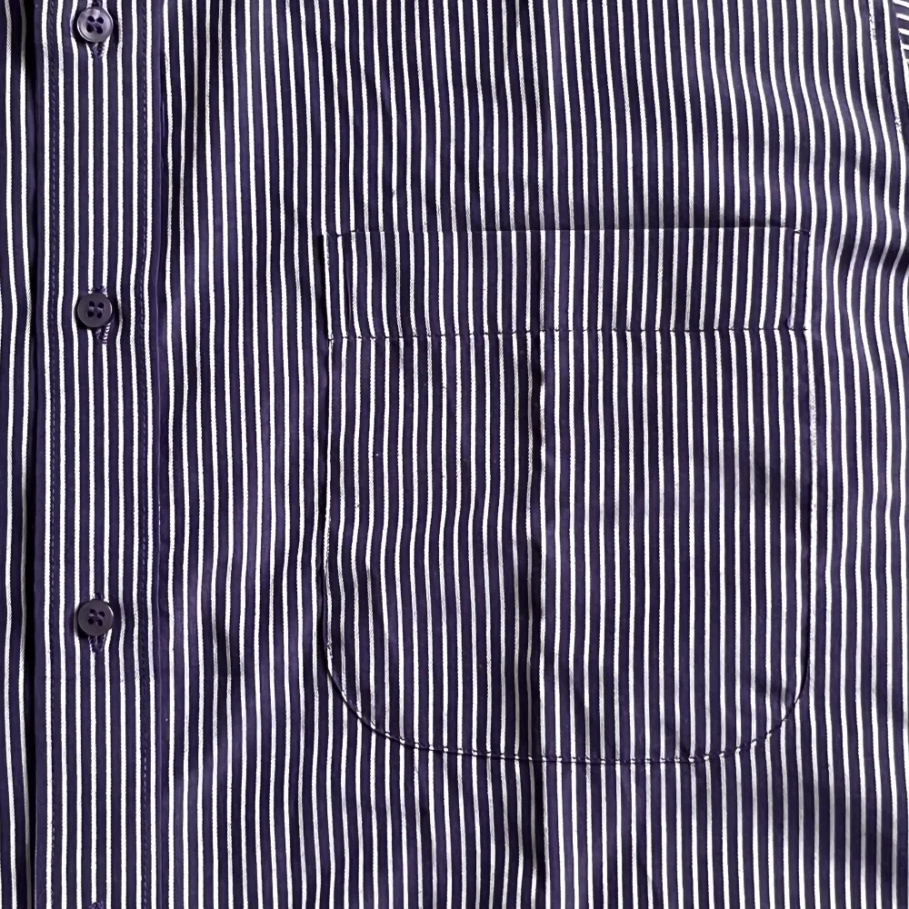 Button down-skjorta med generös passform, gott skick. Material oklart men troligtvis bomull/polyester-mix.. Skjortor.