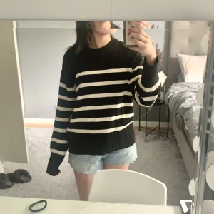 Ribbad tröja  - så fin ribbad tröja från Gina tricot köpt för 500kr. Perfekt till sommarkvällar🌛🌸nyskick iprincip!