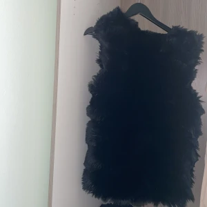 Pälsväst  - Hej! Jag säljer en päls jacka som man kan ha i höst. Den är i mycket bra skick. Då jag inte har använt den på flera år  utan endast några enstaka gånger under ett år. Det är bara att höra av sig om ni är intresserade av denna jacka. 