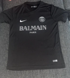BALMAIN X PSG SHIRT - Riktigt snygg BALMAIN X PSG SHIRT. Strlk;S men passar även M. Säljer då den är för stor. Köpt för 600kr. PRIS KAN DISKUTERAS!