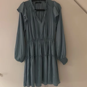 Klänning  - Säljer min maje liknande klänning köpt från zalando, märket mango💓 säljer då den inte kommer till användning💓den är oanvänd så säljer för nypris❤️ (gratis frakt) skriv privat för fler bilder🥰
