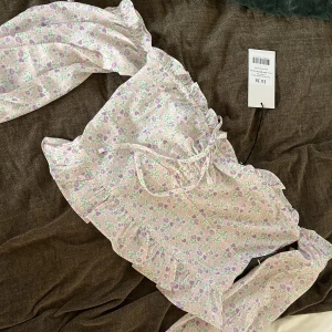 Ny topp nakd  - Helt ny, lappen kvar. Köpt i våras på nakd för 200kr, mitt pris 79kr + frakt  Storlek 38 men passar ozå 36