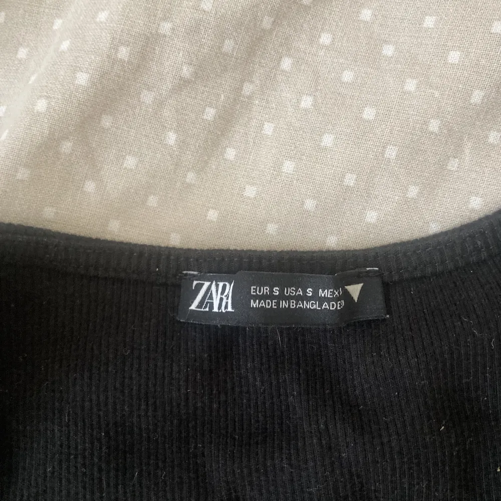 Jättesöt tröja till sommaren från zara i storlek s. Säljer p.g.a att den inte kommer till användning. Den är i mycket fint skick . Toppar.