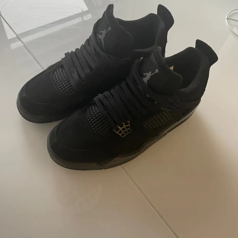 säljer mina jordan 4 black cats för ett bra pris. De är i helt oanvända och i perfekt skick. . Skor.