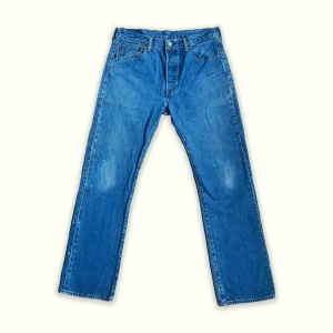 Levis 501 ”blå färg”  - Längd: 100 cm  Midja: 40 cm Benöppning: 20 cm  (Mätt på byxan när den ligger ner) Cond: vintage  Snabb deal = bättte pris  Perfekt för sommaren
