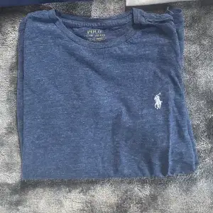 Säljer denna snygga Ralph Lauren t shirt, köpt för 699kr, skick 9/10! Passar om du är mellan 173-180cm
