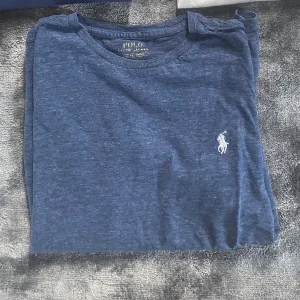 Ralph Lauren T-shirt  - Säljer denna snygga Ralph Lauren t shirt, köpt för 699kr, skick 9/10! Passar om du är mellan 173-180cm