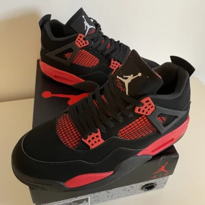 Jordan 4  - Säljer ett par helt oanvända jordan 4 Red Thunder. Säljes i orginalbox, creaseskydd kan fås med. Säljes pågrund av fel storlek. Lägre pris då inget kvitto finns eftersom de är köpta här på Plick, finns däremot digitalt kvitto från förra ägaren. 