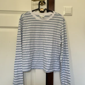 Randig långärmad - Ljusblå randig långärmad tröja. Använt kanske en gång, söt och bekväm men inte min stil.
