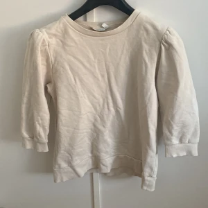 Lindex stickad tröja - Stickad tröja med puffärmar. Har en liten fläck men syns knappt ❤️