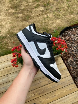 Nike panda dunks🔥 - Säljer ett par panda dunks i strl 43 size 9,5. Andvända cirka 3 gången så väldigt bra skick inga repor eller starloss. Digitalt kvitto finns samt box✅ Köparen står för frakt 🚚 📦 Skirv i dm om ni har några frågor 