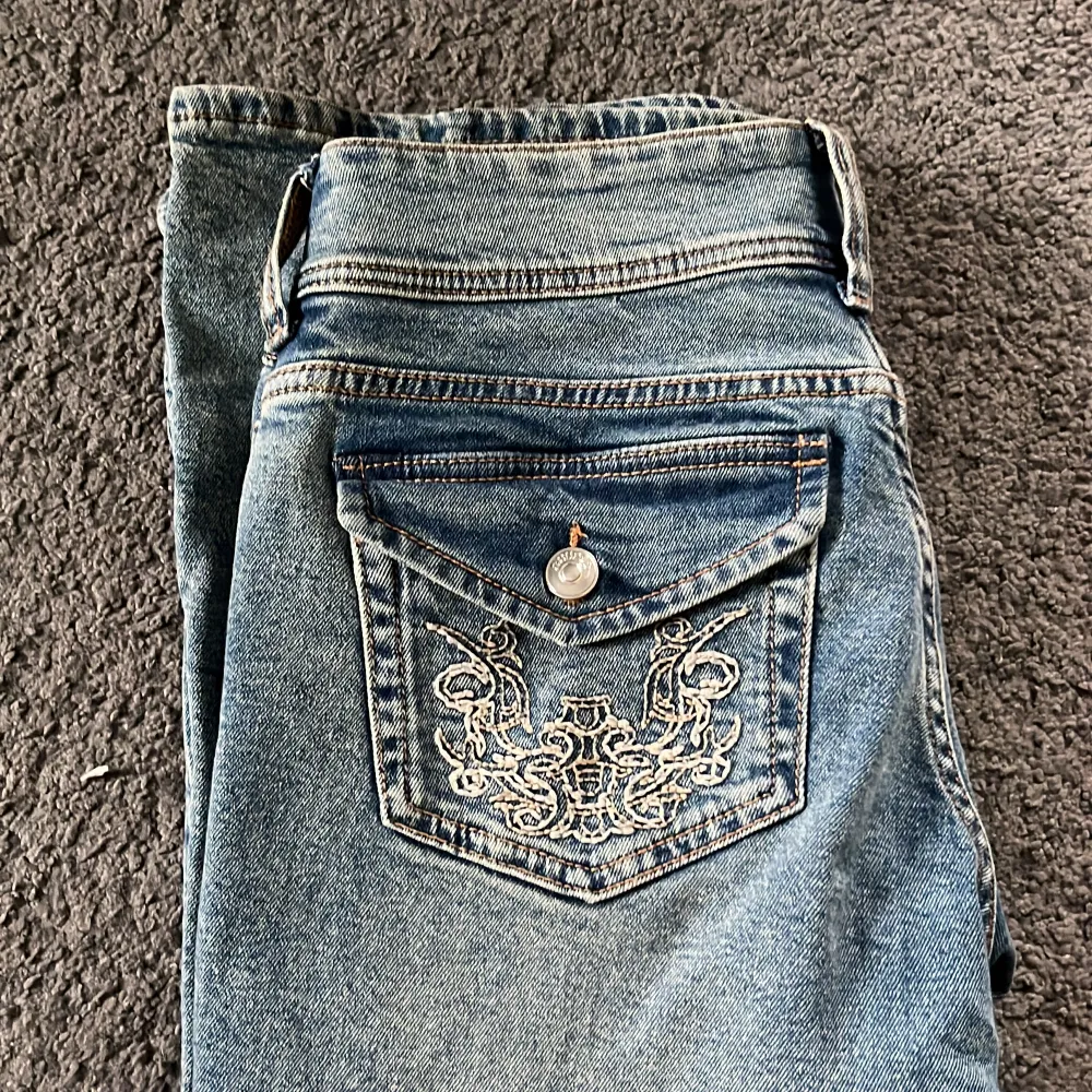 Säljer dessa hm jeansen som nästan är utsålda överallt🤍 Jättefint skick o de är bara använda en gång därav jag inte tycker de är min stil🤍Ordinarie pris: 299 . Jeans & Byxor.