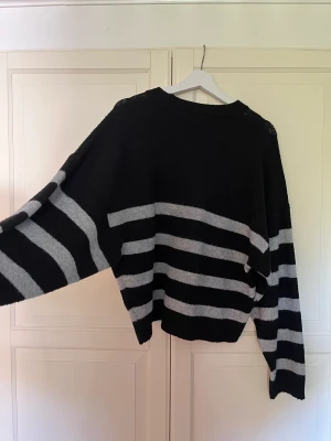 Stickad tröja - Så mysig och fin stickad tröja ifrån nelly, storlek s men sitter lite oversized