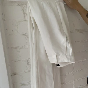 Vita kostymbyxor  - Vita kostymbyxor från Bikbok, aldrig använda, säljer för att dom tyvär är för små💓