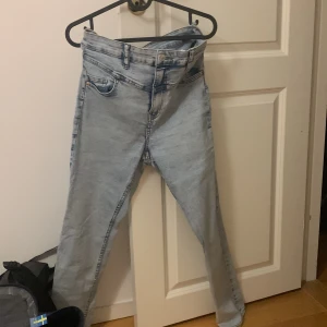 Ljusblåa barn jeans i st 179 - I nyskick 