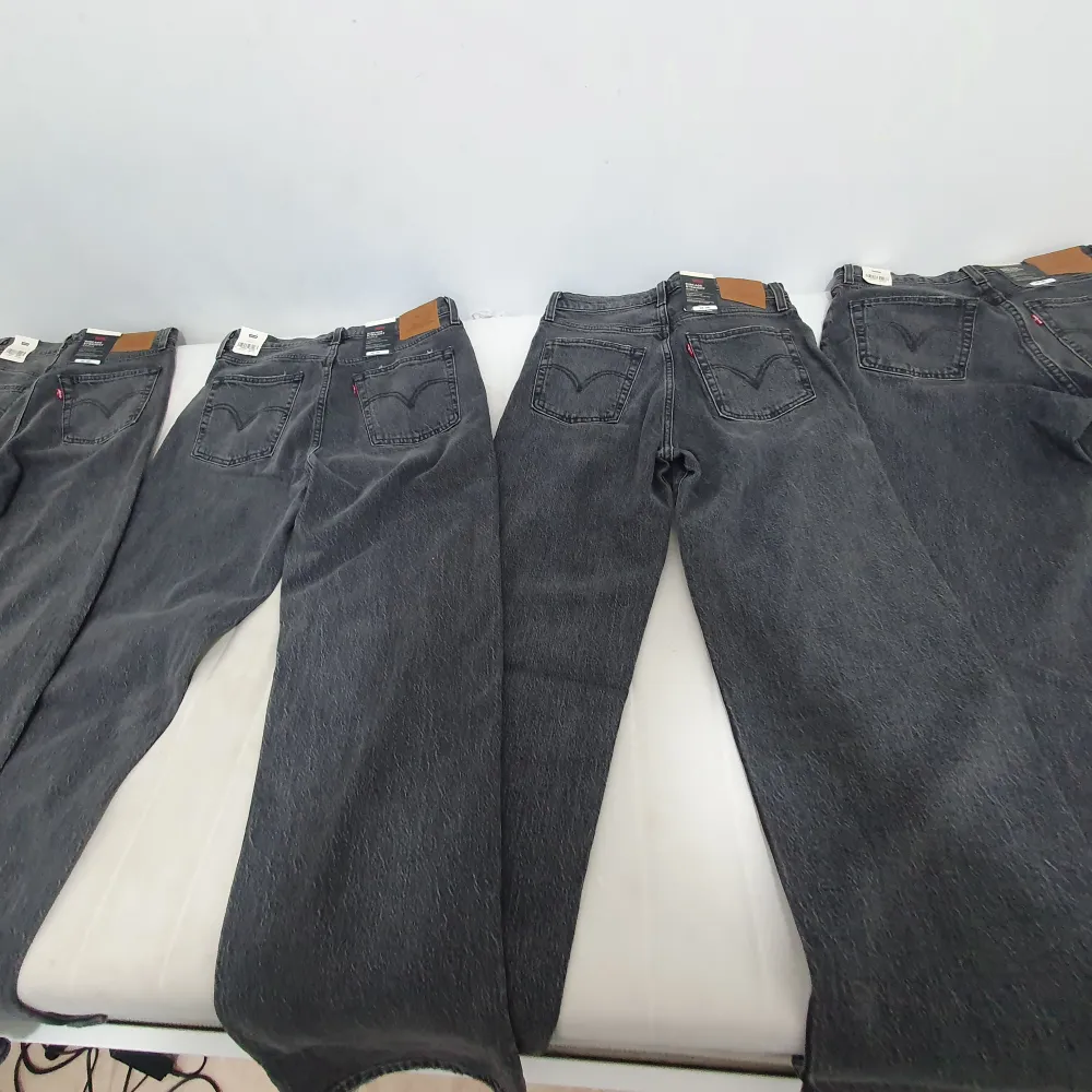 Säljer 4 st gråa ribcage straight ankle levi's jeans som är helt nya och oanvända med olika storlekar för kvinnor. Nypris ligger på 1250 kr men säljer mina för 380 kr styck, pris kan diskuteras. Kom privat för mer detaljer du undrar över.. Jeans & Byxor.