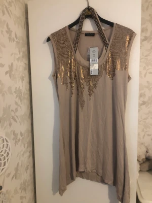 Snygg tunika Blacky Dress - Nu snygg Blacky Dress tunika strl 42. Kan även användas av storlek 40. Nypris 1290 kr
