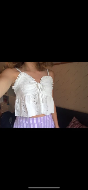 Volang topp - Jätte söt vit topp från new yorker! Använd väldigt få gånger💗 säljer för att den är för liten. Köparen står för frakten💗 ansvarar inte för postnords slarv! Nypris 189❤️