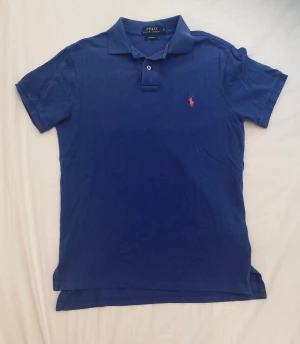 Polo Ralph lauren piké - Säljer nu denna snygga Ralph lauren pikén i storlek S. Tröjan är lite urtvättad vid kragen. Pris kan diskuteras 