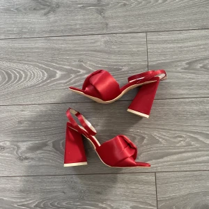 KLACKAR / HIGH HEELS NELLY - HELT NYA OCH OANVÄNDA. Dessa kostar 99kr på Nellys hemsida vilket också är priset jag säljer dem för. Glömde bort att returnera i tid. ❤️
