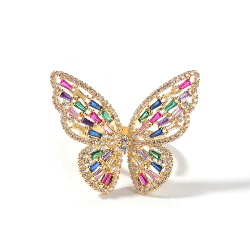 I trion ingår ett par örhängen och en stor fjärilsring, båda guldpläterade 14 karat 🦋🦋(Finns att köpa i guld/silver, men även separat om man endast vill ha ring eller örhängen, se då andra annonsen). Asusteet.