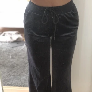 Mjukisbyxor i velour - Jättefina velourbyxor från shein i strl S tror även de skulle passa M. (10% vid köp av 2-3 saker, 20% vid köp av 4+ saker!)