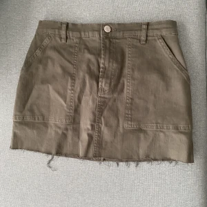 Söt kjol  - Stora fickor, bra skick, stretchig