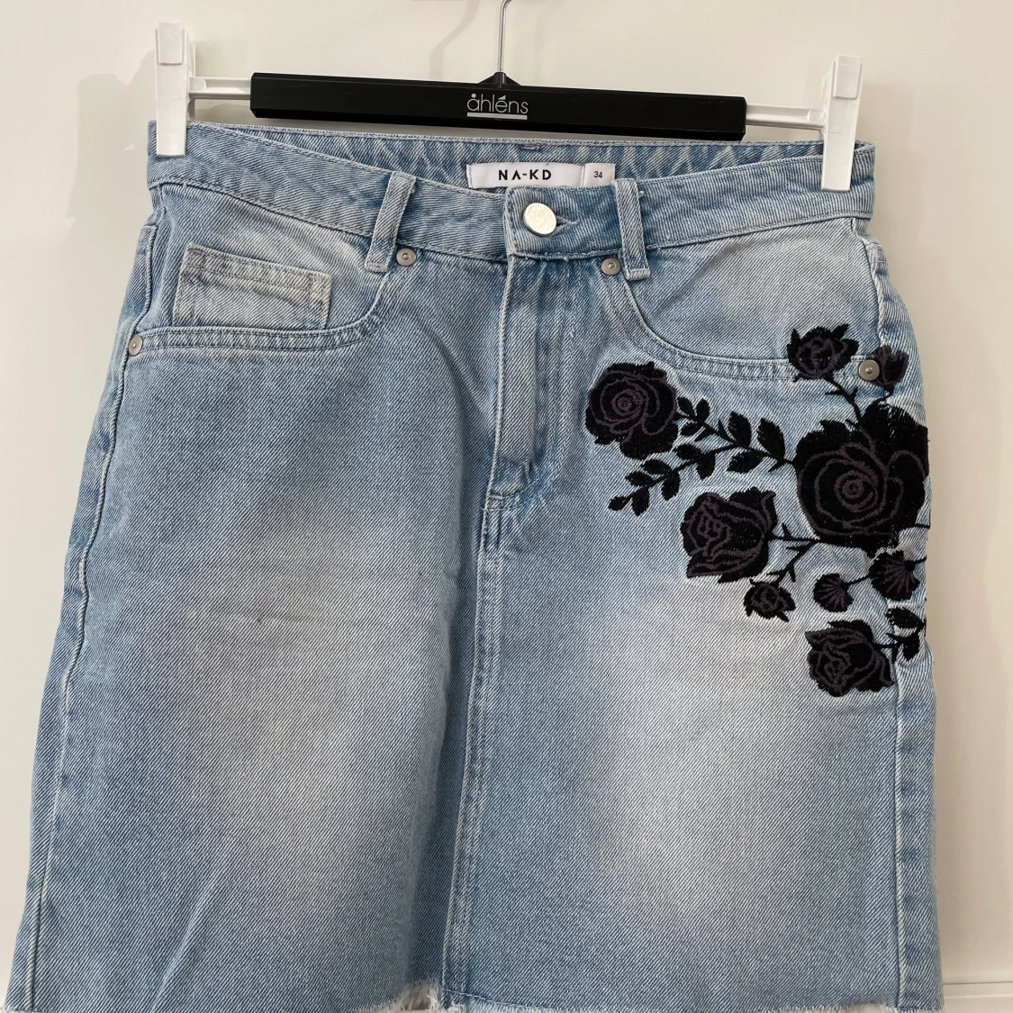 Jeanskjol med svarta blommor