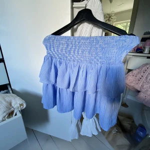 blå Volangkjol  - säljer denna super söta blåa & vita Volangkjol ifrån Cubus!! kommer tyvärr inte till användning! stor i storleken & stretchig 