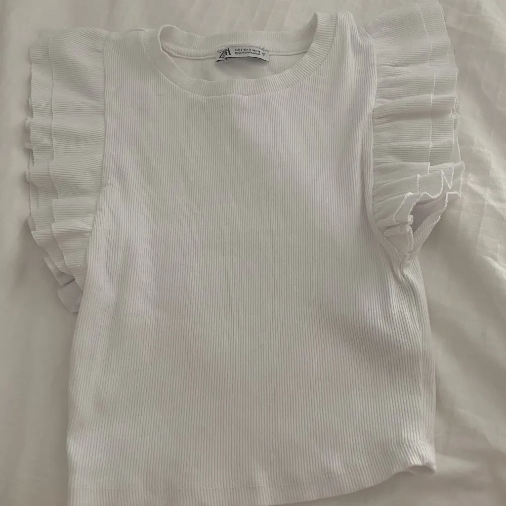 Säljer denna super snygga tröjan från Zara, eftersom den är för liten för mig, tröjan är använd 1 gång o är i bra skick (inga fläckar) . T-shirts.