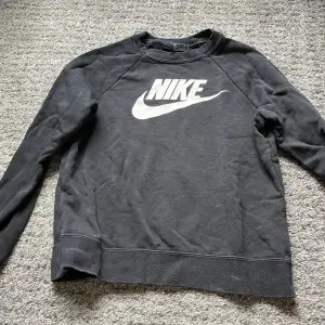 Nike sweatshirt väl använd 