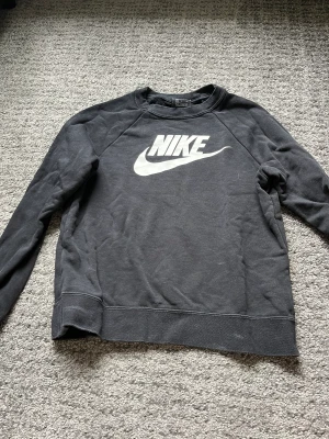 Nike sweatshirt  - Nike sweatshirt väl använd 
