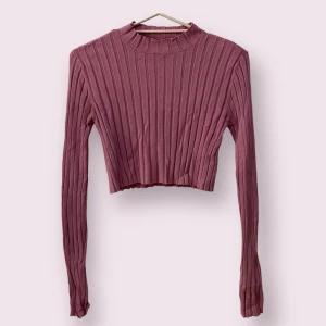 Kort tröja med långa armar - Långärmad lila topp från Monki i storlek S! (72% Viskos, 28% Polyamid)