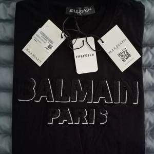 Hej jag säljer Balmain Prada Armani och andra märkes tröjor skicka dm.
