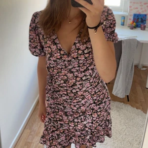 Klänning - Jättefin sommarklänning från Gina💕 jättefint skick!