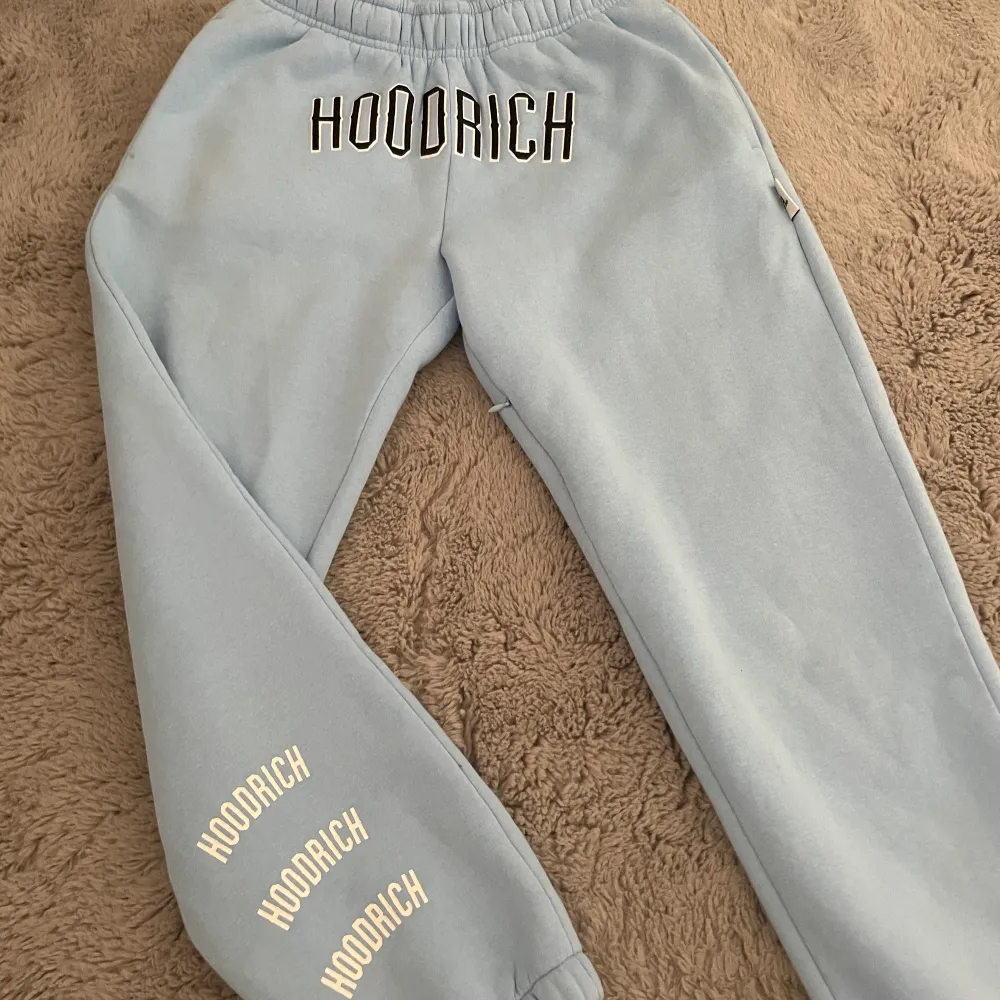 Hoodrich byxor helt nya kommer inte till användning väldigt fint skick de är i xs och de e från Hoodrich hemsida. Jeans & Byxor.