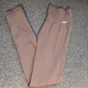 Aimn leggings  - Superfina leggings sparsamt använda och inte min färg riktigt! Inga hål eller fläckar 