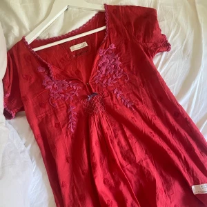 Odd Molly blus - Nu har det blivit dags att sälja min fina odd Molly blus!! Den är i storlek S men funkar finfint på mig som är XS och möjligen M beroende på hur man vill att den sitter. Möts upp i Stockholm! 😇 