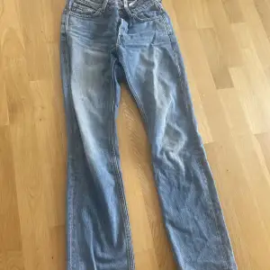 Jag säljer dess skit snygga lågmidjade straight jeans ifrån weekday! säljer pågrund av att dom börjar bli för små! storleken är 24 i midjan och 30 i längden!