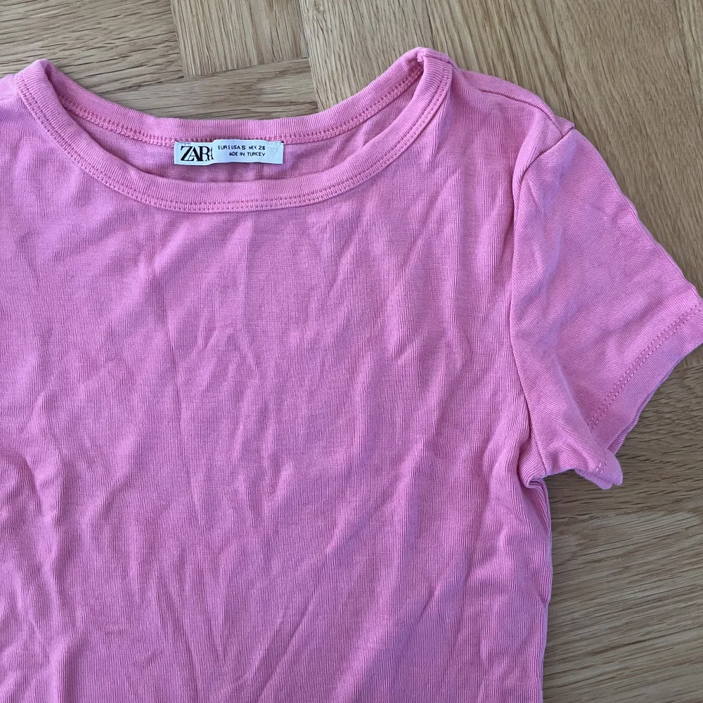 Kortare t-shirt från Zara i storlek S. Passar på mig som bär XS. Köpt sommaren -22. Inga tecken på användning. . T-shirts.
