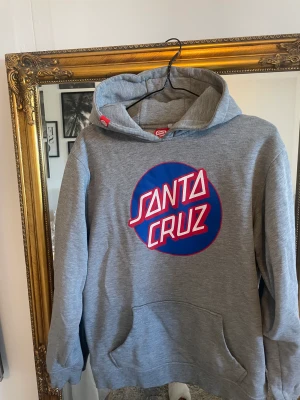 Santa Cruz hoddie - Hoddie i fint använt skick, trycket är helt! Storlek s. 160kr