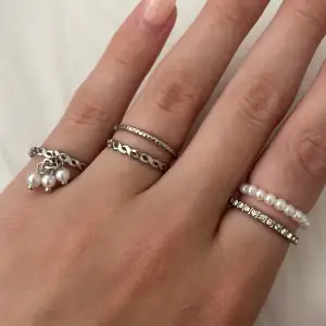 Säljer mina ringar som är lite för små❤️Fick av min mormor så vet inte riktigt vart de är ifrån!