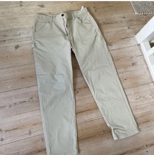 Carpenter Byxor - Säljer nu mina Carpenter byxor från Zara. Knappt använda då de var för korta för mig. Hör av er vid frågor!