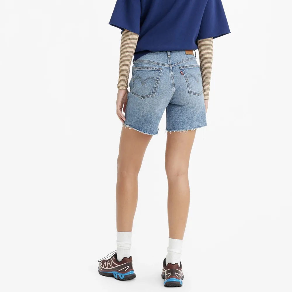 Levis mid thigh shorts som aldrig kommit till användning.  Storlek 28  Ord. pris 719. Shorts.