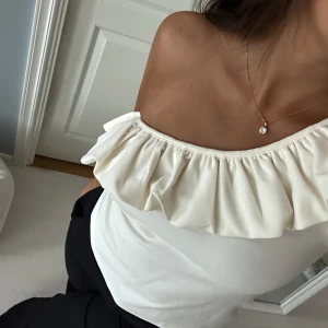 Topp med volang  - Säljer denna jätte fina toppen från H&M då den tyvärr aldrig kommit till användning. Storlek M 