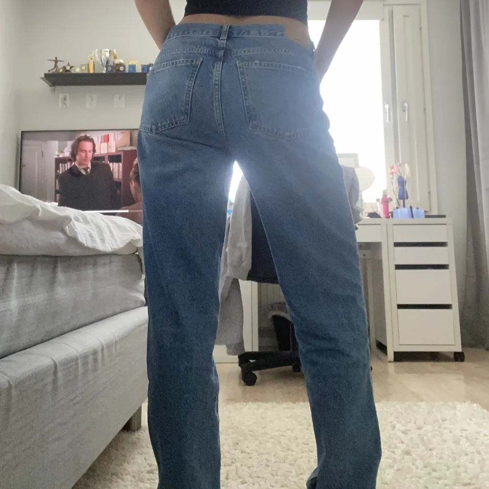 Säljer min fina low waist jeans då de är för stora. Köptes i vintras men kom inte till användning så de är som nya.. Jeans & Byxor.